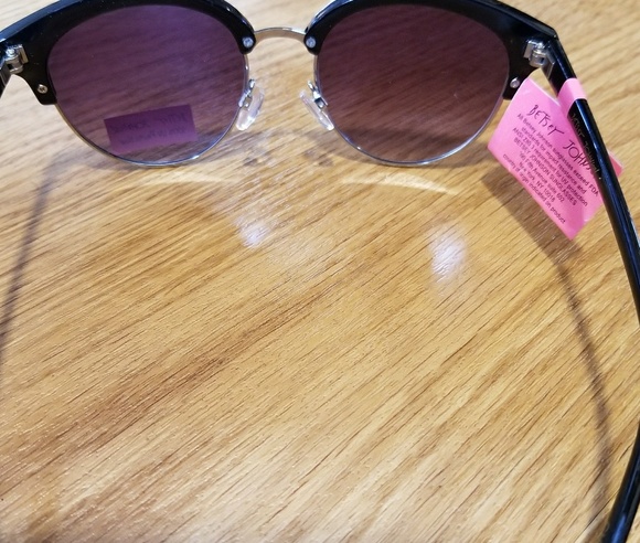 Betsy Johnson shades new - Picture 4 of 4